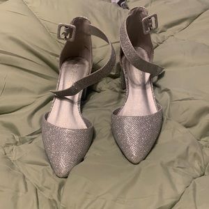 Dream Pairs Silver heels. Size six